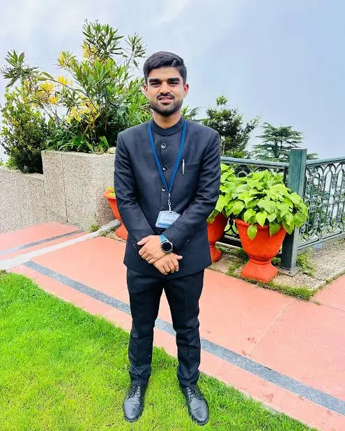 IAS Moin Ahmad Mansoori Biography in Hindi, UPSC Success Story, Inspirational IAS Story, Moin Mansoori IAS Rank, Mansoori Internet Cafe, LBSNAA Training, Hindi Medium UPSC Success, UPSC 2022 Topper, Motivational UPSC Journey, Struggle to Success